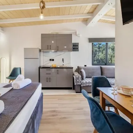 Delux 1 * Tsoukaládhes